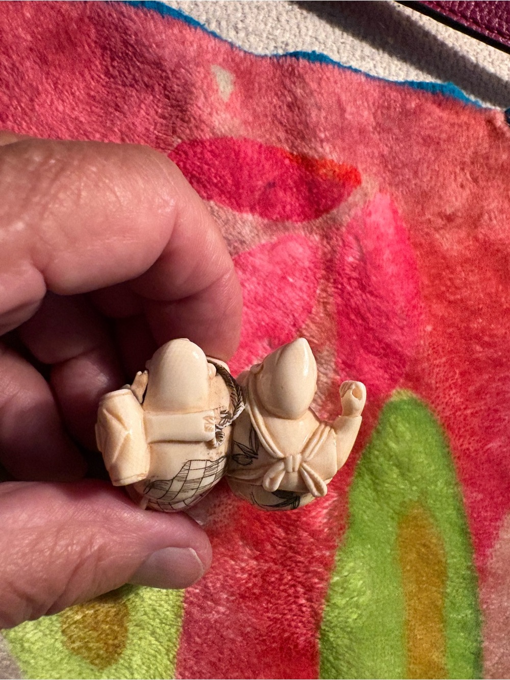Vintage ivory or bone Fishermen Figurine - Decorative Home Accent - Picture 7 of 11